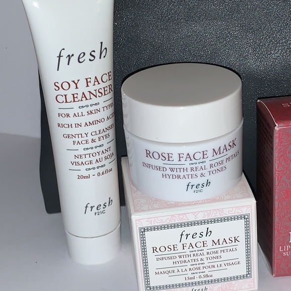 New Fresh Skincare Set & Bag - Picture 4 of 9